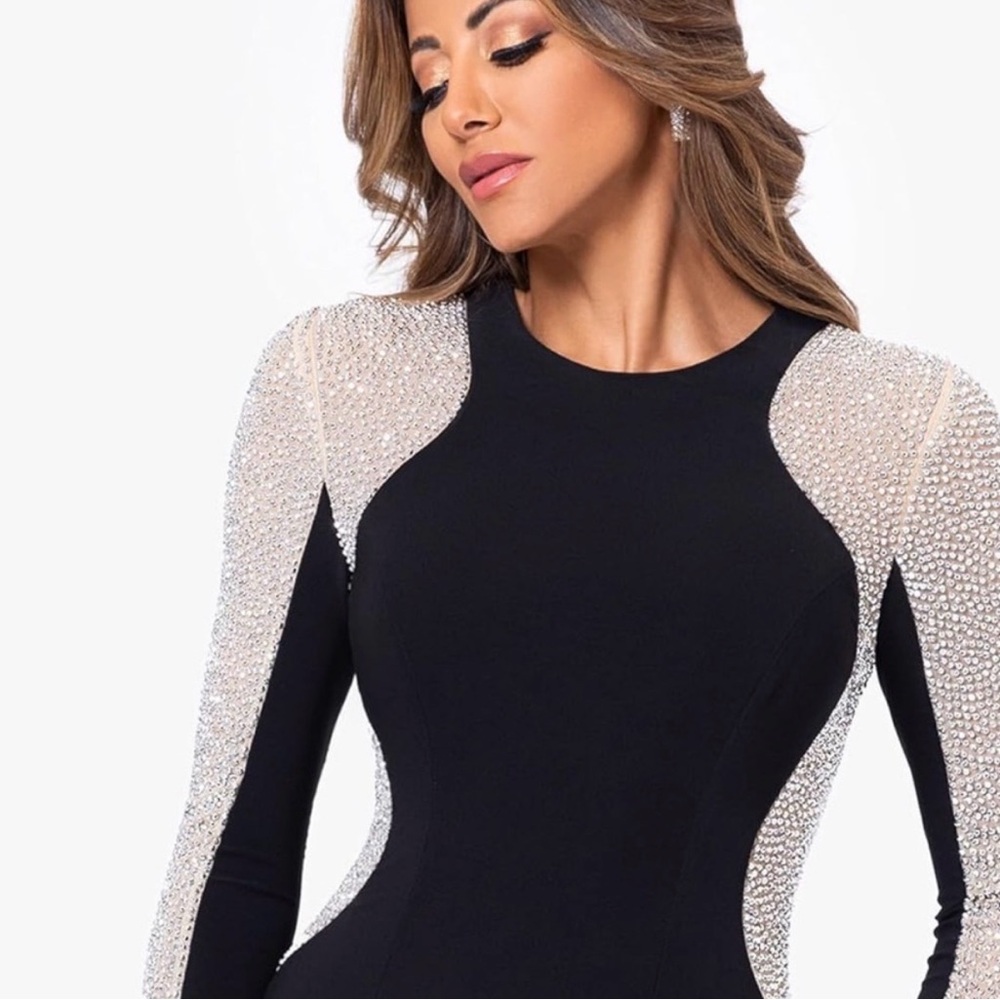 XSCAPE Womens Long Sleeve Beaded Contour Gown